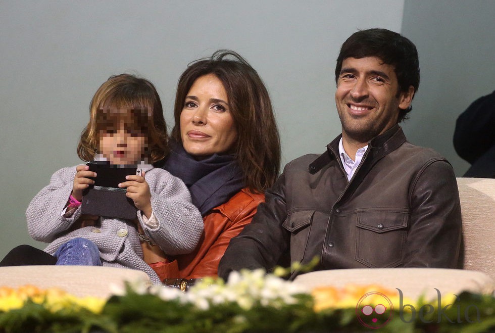 Raúl González y Mamen Sanz con su hija María en un partido de tenis en Qatar