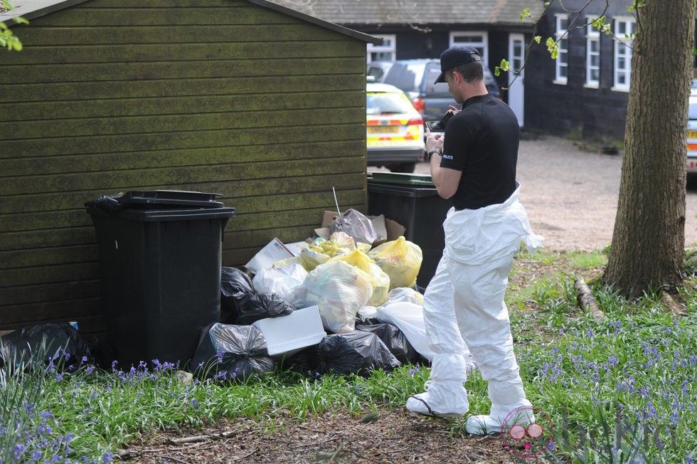 Expertos forenses fuera de la casa de Peaches Geldof cerca de Kent