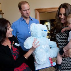 El Príncipe Jorge recibe un regalo junto a los Duques de Cambridge en Wellington