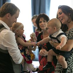 El Príncipe Jorge con Kate Middleton y otra niña en Wellington