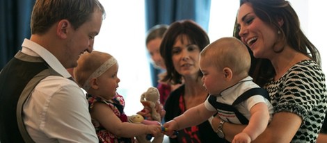 El Príncipe Jorge con Kate Middleton y otra niña en Wellington