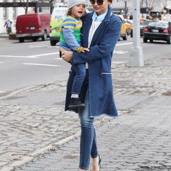 Miranda Kerr con su hijo Flynn en brazos por Nueva York