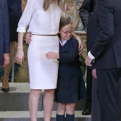 La Princesa Letizia, abrazada por una niña con Síndrome de Down en La Zarzuela