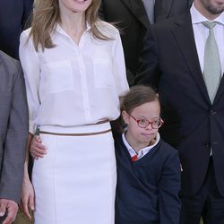 La Princesa Letizia, cariñosa con una niña en una audiencia