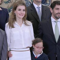 La Princesa Letizia, cariñosa con una niña en una audiencia