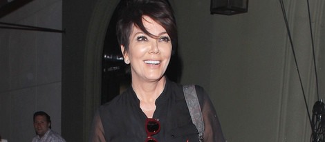 Kris Jenner bebiendo un whisky mientras pasea por Los Angeles