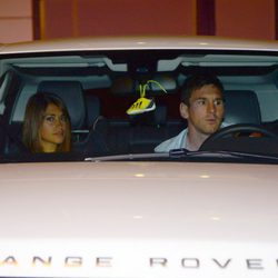 Leo Messi y Antonella Roccuzzo en la fiesta del primer cumpleaños de Lia Fábregas