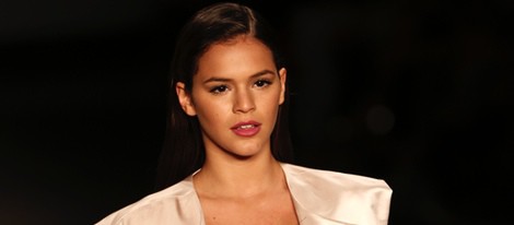 Bruna Marquezine desfilando en la Semana de la Moda de Río de Janeiro