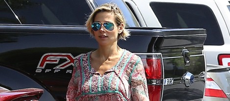 Elsa Pataky luciendo piernas tres semanas después del nacimiento de sus mellizos