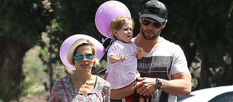 Elsa Pataky y Chris Hemsworth paseando con India Rose tras el nacimiento de los mellizos