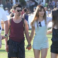 Joe Jonas y Blanda Eggenschwiler en el festival Coachella 2014