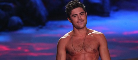 Zac Efron sin camiseta en los MTV Movie Awards 2014