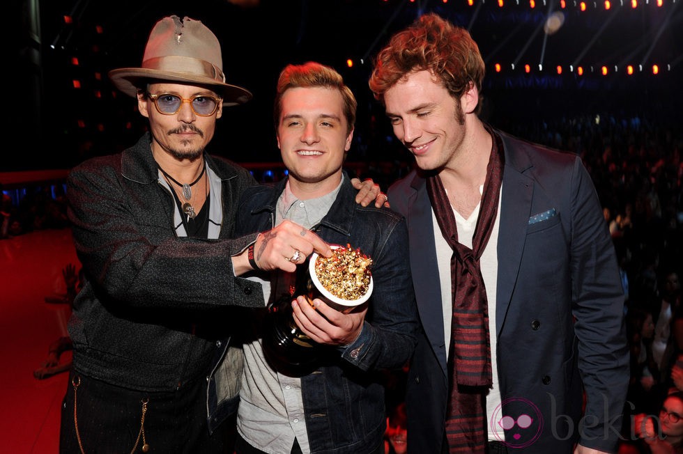 Johnny Depp, Josh Hutcherson y Sam Claflin en los MTV Movie Awards 2014