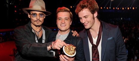 Johnny Depp, Josh Hutcherson y Sam Claflin en los MTV Movie Awards 2014