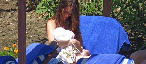 Nagore Aranburu con su hija Emma en Marbella