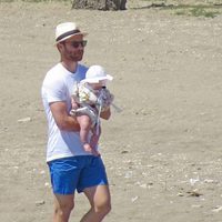 Xabi Alonso pasea con su hija Emma por las playas de Marbella