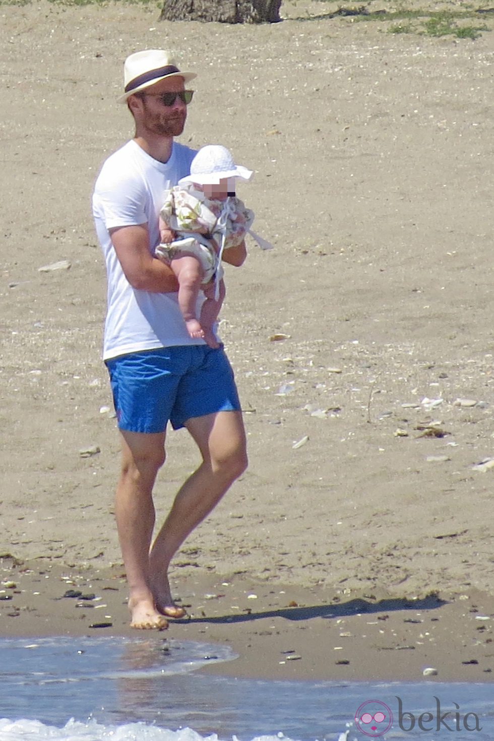 Xabi Alonso pasea con su hija Emma por las playas de Marbella