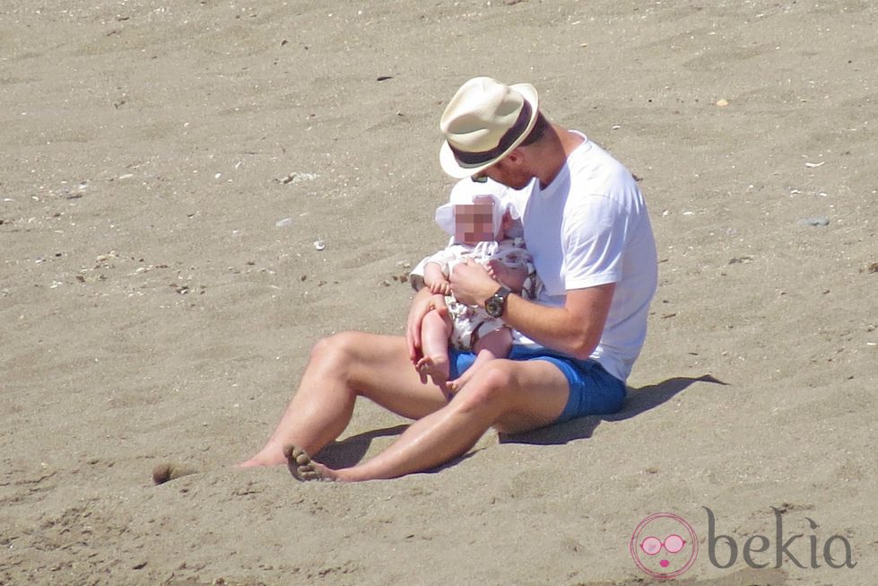 Xabi Alonso en la playa con su hija Emma