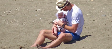 Xabi Alonso en la playa con su hija Emma