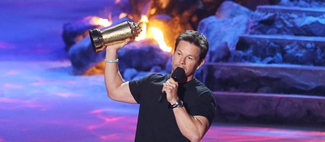 Mark Wahlberg recibe su premio en los MTV Movie Awards 2014