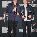 Josh Hutcherson y Sam Claflin en los MTV Movie Awards 2014