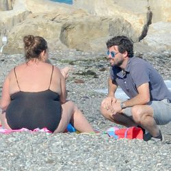 Caritina Goyanes y Antonio Matos con sus hijos en la playa en Marbella