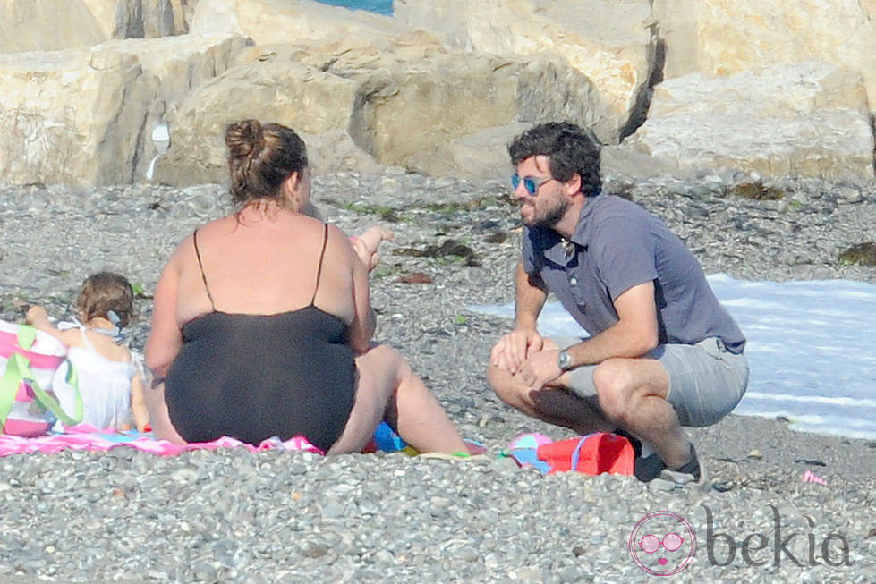 Caritina Goyanes y Antonio Matos con sus hijos en la playa en Marbella