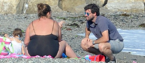 Caritina Goyanes y Antonio Matos con sus hijos en la playa en Marbella