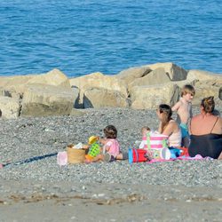 Cari Lapique con Caritina Goyanes y sus nietos en la playa en Marbella