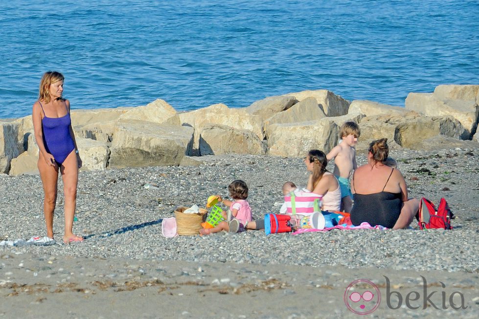 Cari Lapique con Caritina Goyanes y sus nietos en la playa en Marbella