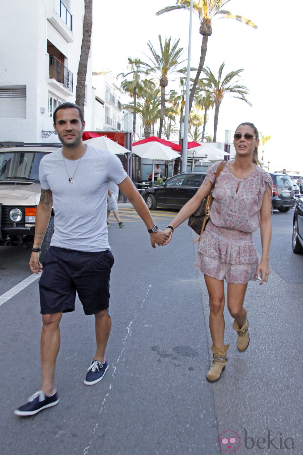 Elisabeth Reyes y Sergio Sánchez pasean por Puerto Banús antes de su boda