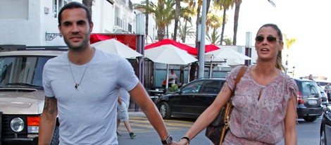 Elisabeth Reyes y Sergio Sánchez pasean por Puerto Banús antes de su boda