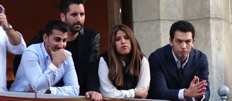 Chabelita Pantoja y Alberto Isla ven las procesiones de Semana Santa con amigos