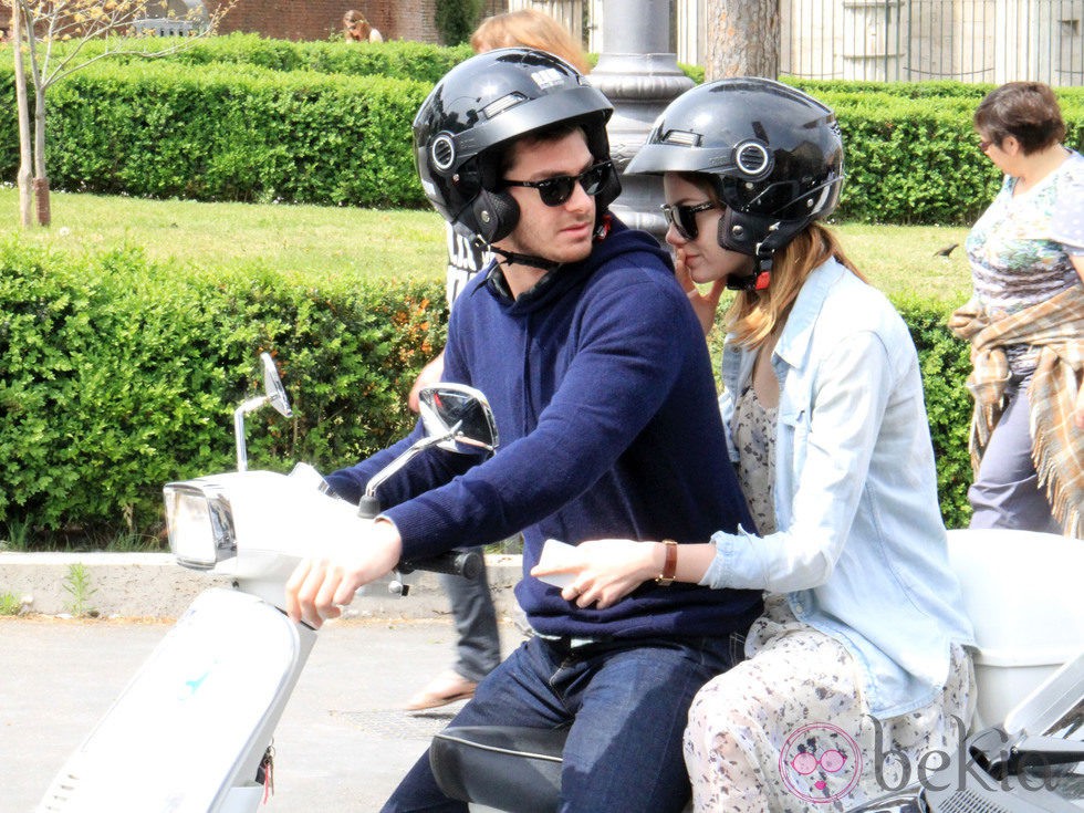 Emma Stone y Andrew Garfield en Roma 