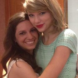 Taylor Swift sorprende a una fan en su despedida de soltera