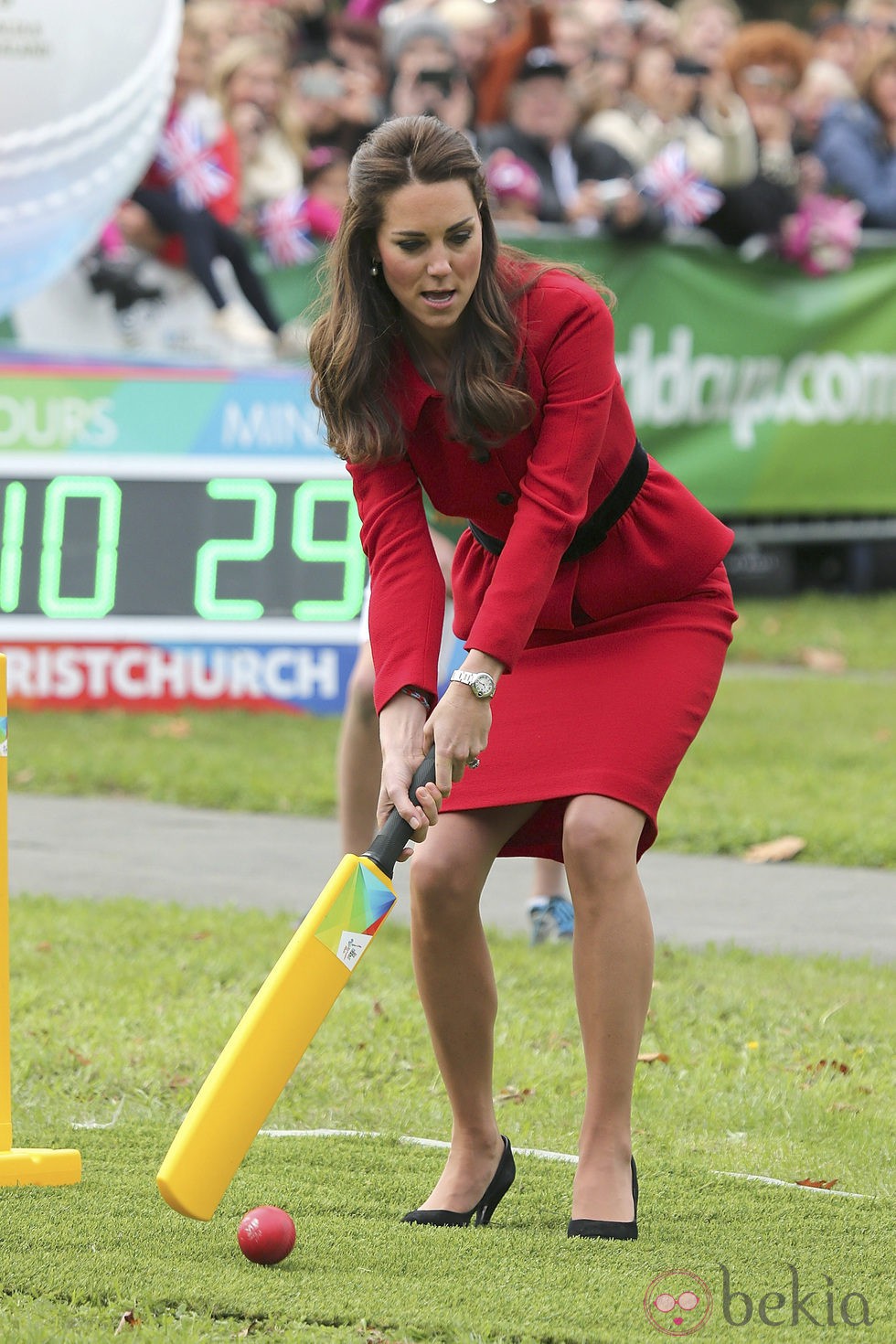 Kate Middleton jugando al críquet en Nueva Zelanda