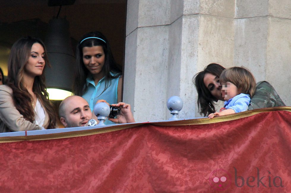 Kiko Rivera hace fotos a su hijo Francisco y a Anabel Pantoja en la Semana Santa de Sevilla