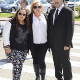 Miguel Morales y Fedra Lorente con su hija en el tanatorio de Junior