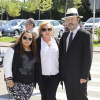 Miguel Morales y Fedra Lorente con su hija en el tanatorio de Junior