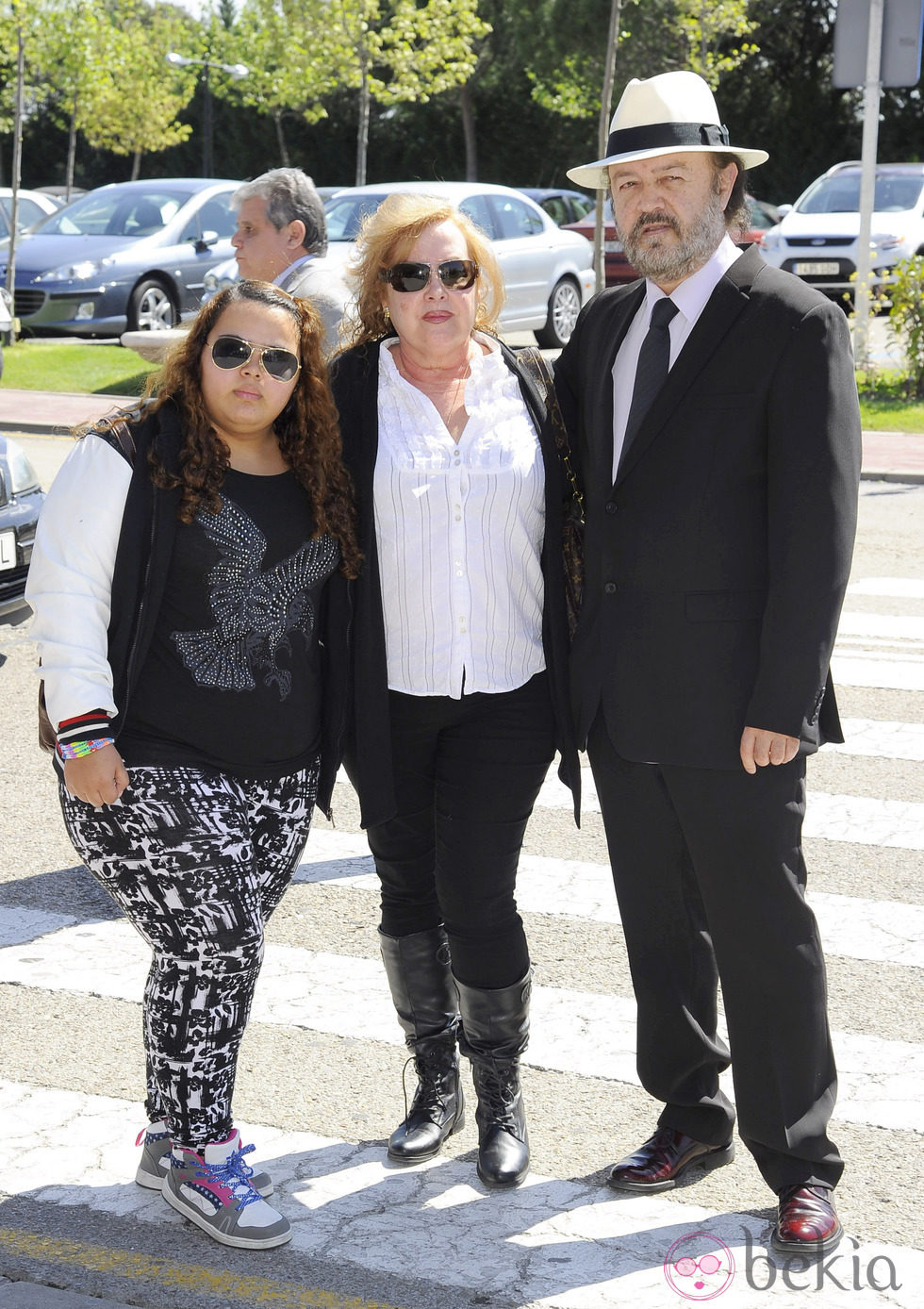 Miguel Morales y Fedra Lorente con su hija en el tanatorio de Junior