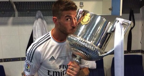 Sergio Ramos besa la Copa del Rey 2014