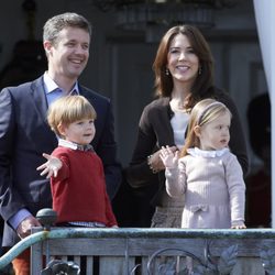 Federico y Mary de Dinamarca con sus mellizos en el 74 cumpleaños de la Reina Margarita