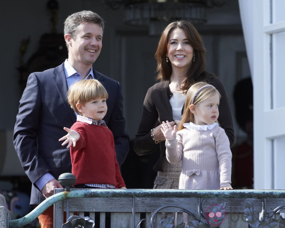 Federico y Mary de Dinamarca con sus mellizos en el 74 cumpleaños de la Reina Margarita