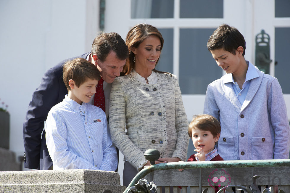 Joaquín y Marie de Dinamarca con tres de sus hijos en el 74 cumpleaños de la Reina Margarita