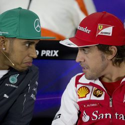 Lewis Hamilton y Fernando Alonso hablando antes del Gran Premio de China 2014