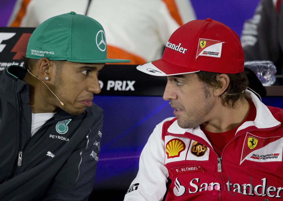 Lewis Hamilton y Fernando Alonso hablando antes del Gran Premio de China 2014