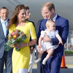 Los Duques de Cambridge y el Príncipe Jorge a su llegada a Australia