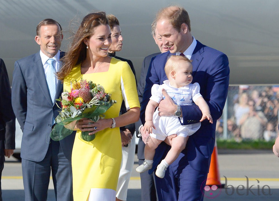 Los Duques de Cambridge y el Príncipe Jorge a su llegada a Australia