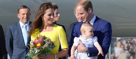 Los Duques de Cambridge y el Príncipe Jorge a su llegada a Australia