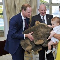 El Príncipe Jorge recibe un wombat de peluche junto a los Duques de Cambridge en Sydney